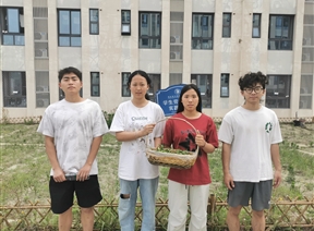小满邂逅劳动课 校园采摘“辣”味浓