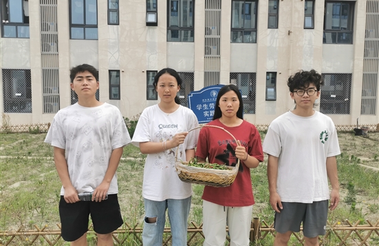 小满邂逅劳动课 校园采摘“辣”味浓
