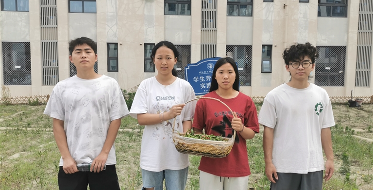 小满邂逅劳动课 校园采摘“辣”味浓