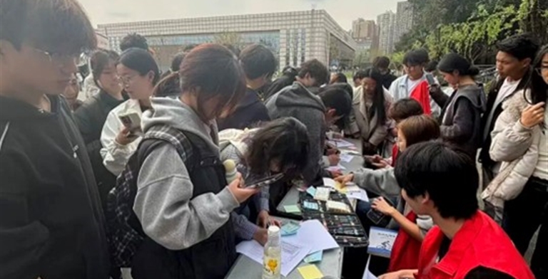 拾叶寻春 笔绘芳华——休闲与运动学院“书写春诗”主题活动圆满落幕