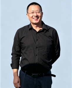 何江明